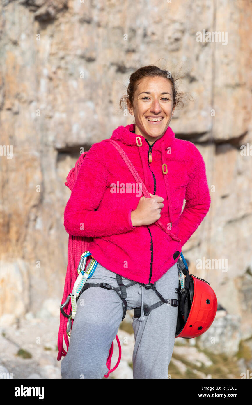 L'Italia, Cortina d'Ampezzo, ritratto di una donna felice con attrezzature di arrampicata in montagna Foto Stock