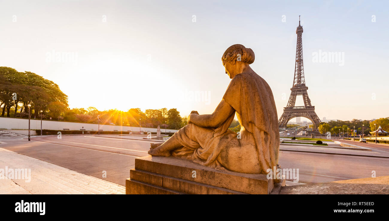 Francia, Parigi Torre Eiffel con statua a Place du Trocadero Foto Stock