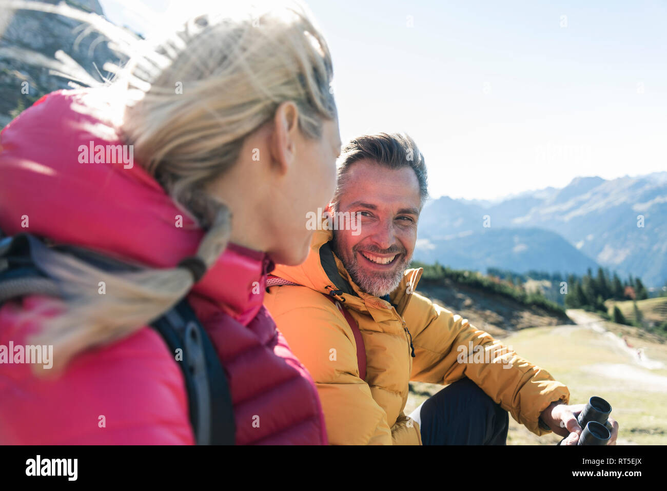 Austria, Tirolo, felice coppia avente una pausa durante un escursione in montagna Foto Stock