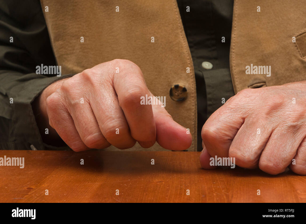 La riproduzione del ritmo di flamenco con le nocche della mano. Spagna. Europa Foto Stock