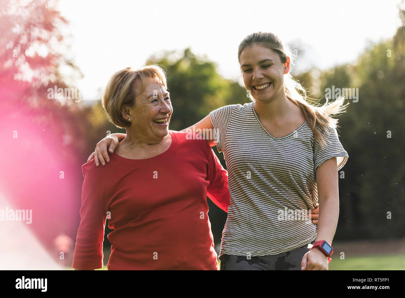 La nipote e nonna di divertirsi, insieme per fare jogging nel parco Foto Stock