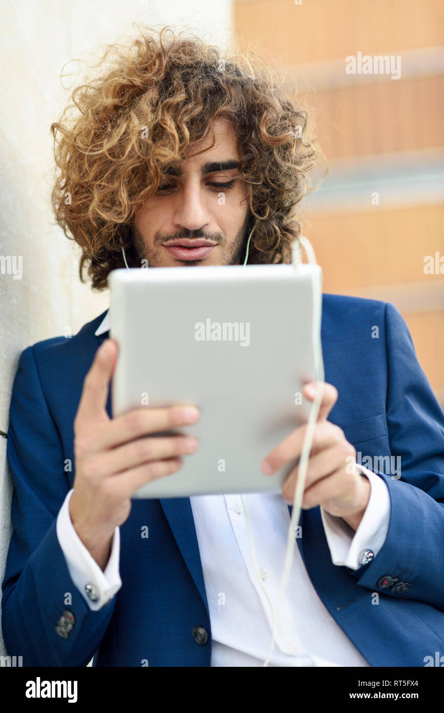 Ritratto di giovane imprenditore con tavoletta digitale all'aperto Foto Stock