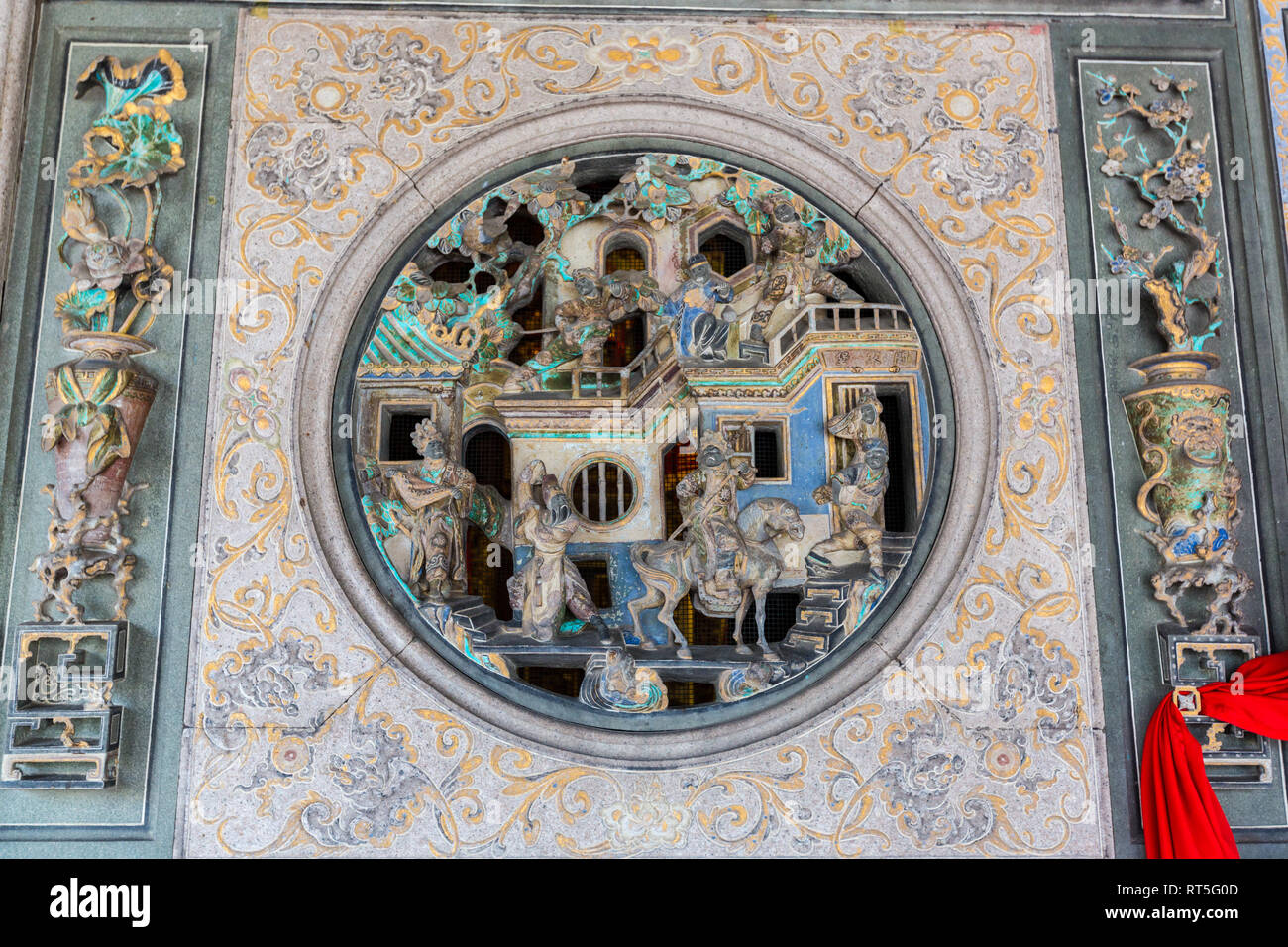 George Town, Penang, Malaysia. Finestra artistica carving, Khoo Kongsi, un Hokkien tempio Cinese e Clan House. Foto Stock