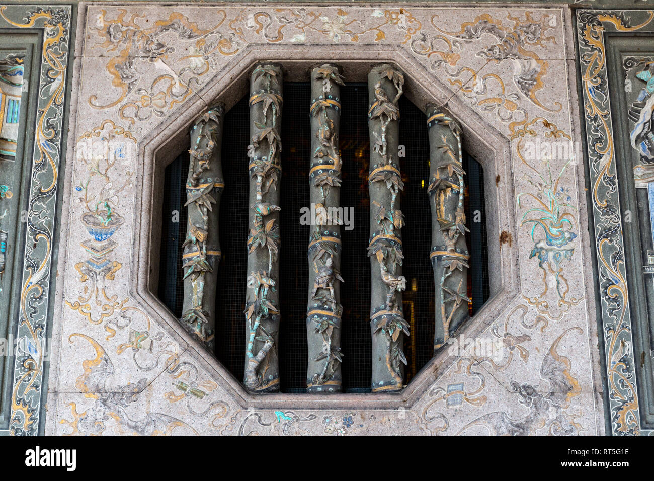 George Town, Penang, Malaysia. Finestra artistiche sculture, Khoo Kongsi, un Hokkien tempio Cinese e Clan House. Foto Stock