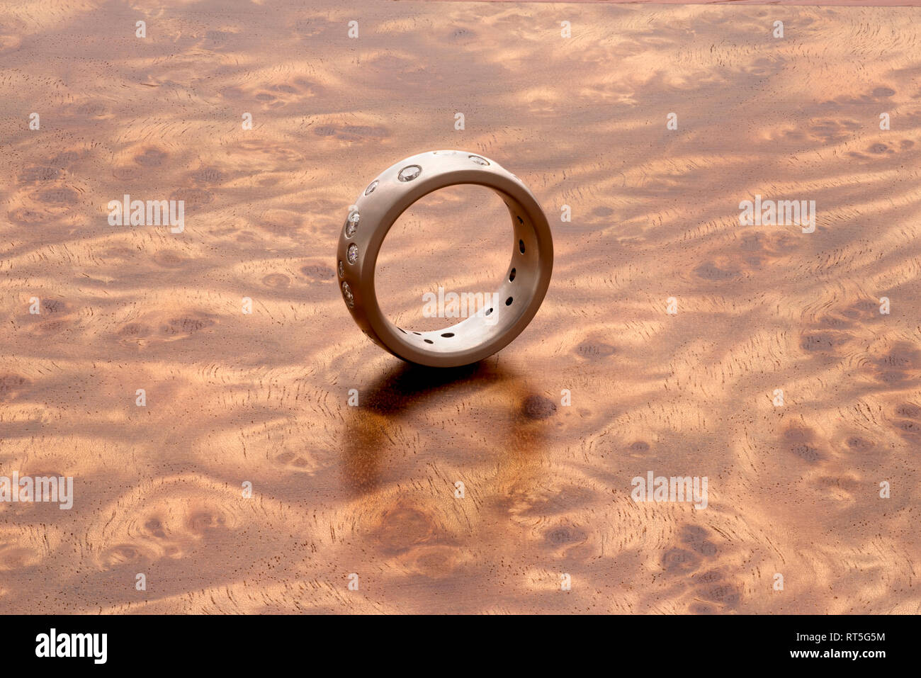 Anello in argento su Mandora a grana di legno Foto Stock