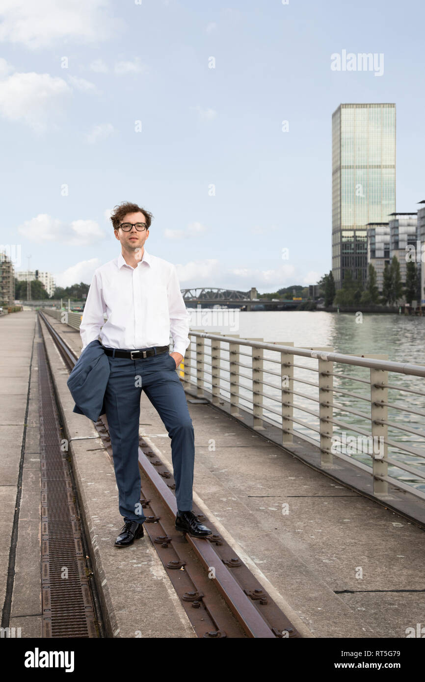 Germania, Berlino, imprenditore relax al fiume Spree Foto Stock