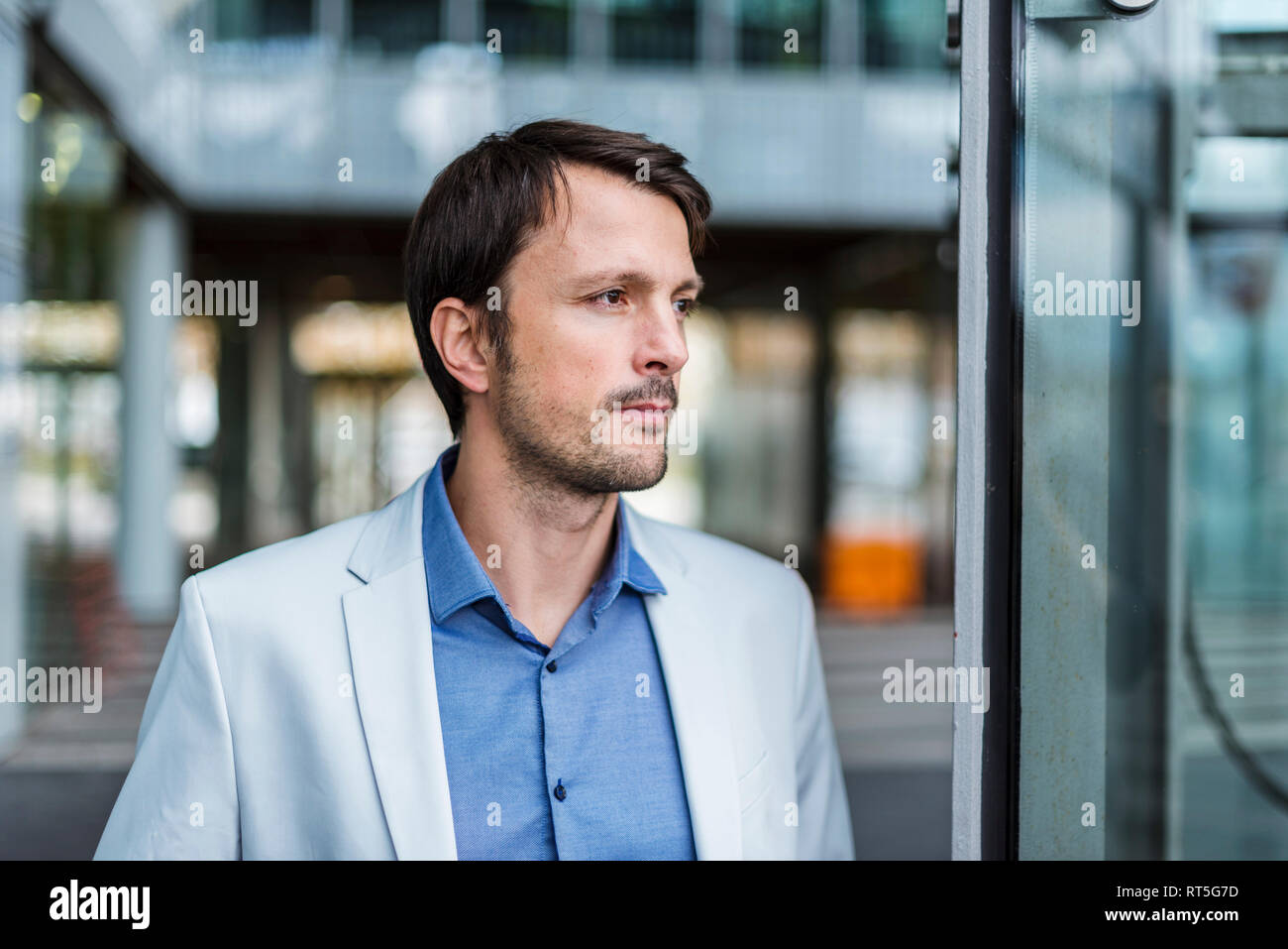 Ritratto di un uomo di affari in città Foto Stock