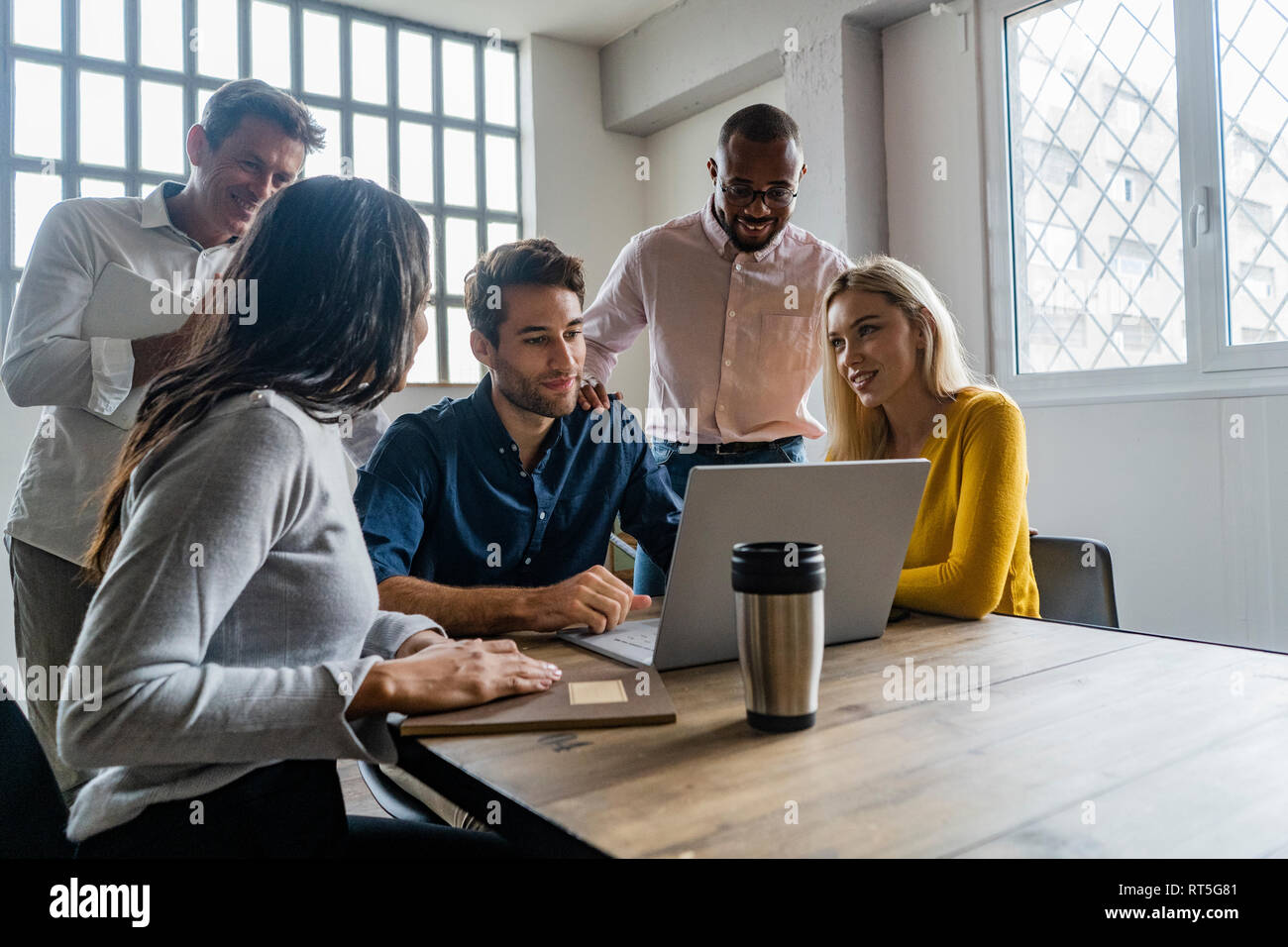 Il team di Business utilizzando laptop durante una riunione in ufficio Foto Stock