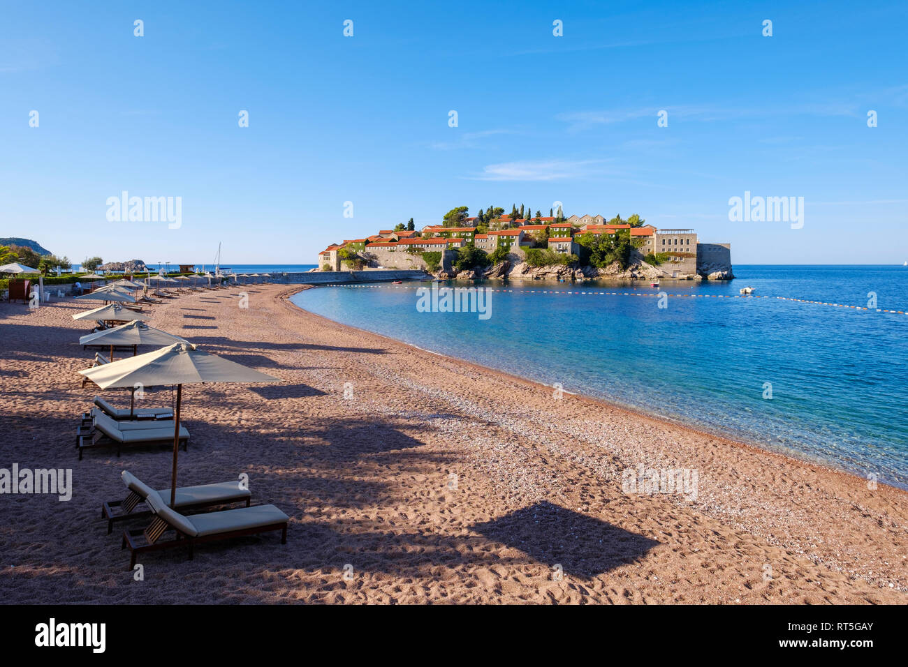 Montenegro, costa Adriatica, l'Hotel Isola di Sveti Stefan e Spiaggia, nei pressi di Budva Foto Stock