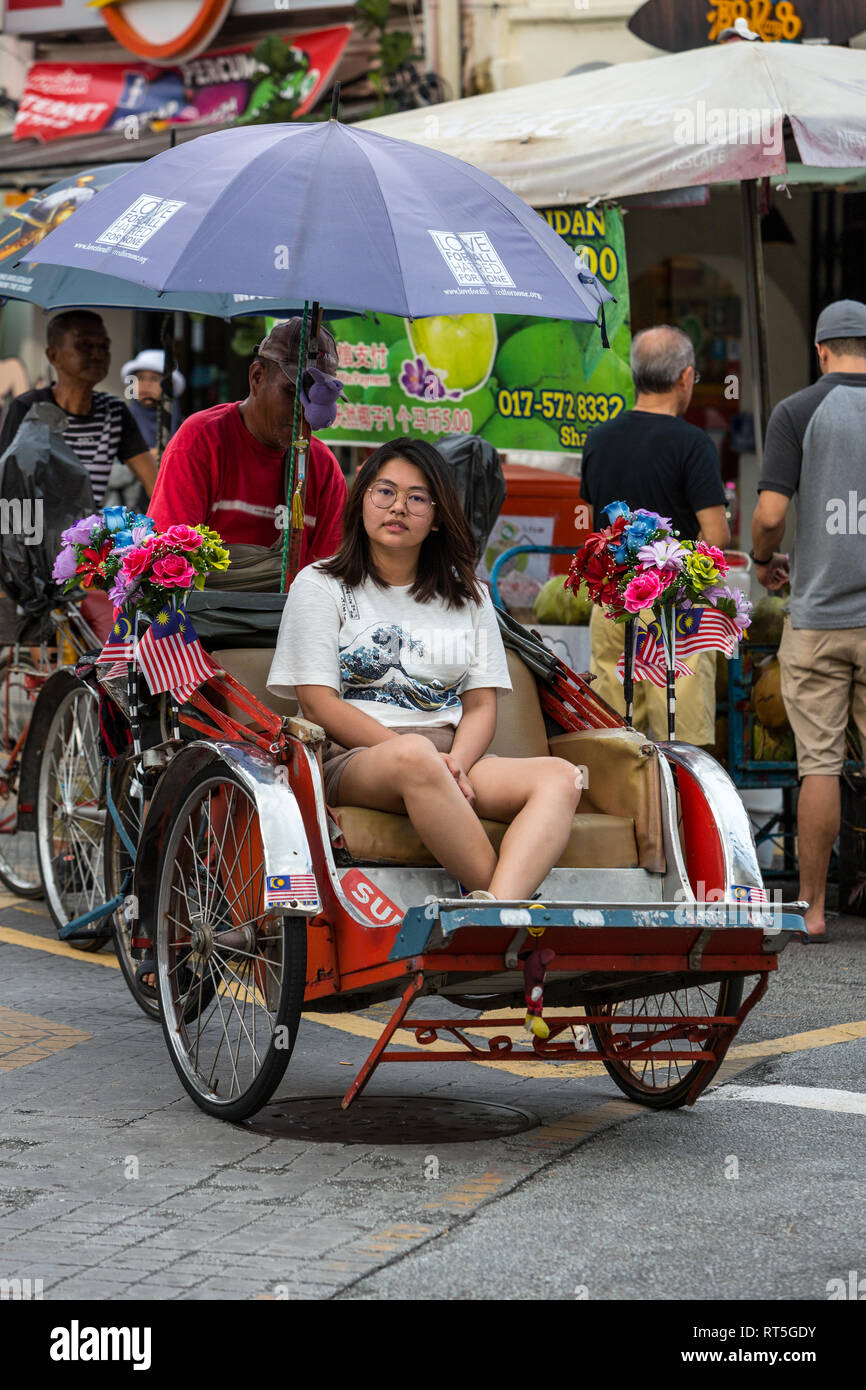 George Town, Penang, Malaysia. In Trishaw con passeggero. Foto Stock