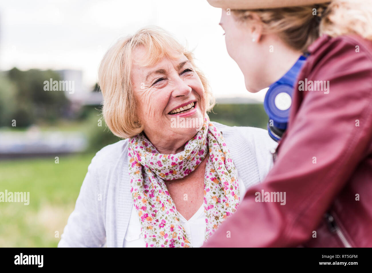 Ritratto di nonna felice di parlare a suo nipote Foto Stock