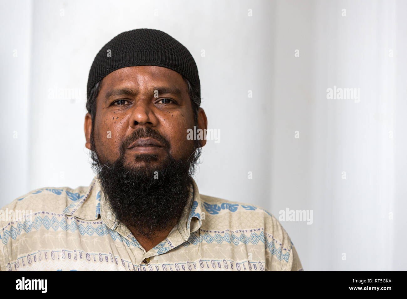 George Town, Penang, Malaysia. Malese uomo musulmano, Guida volontario presso la Kapitan Keling moschea. Foto Stock