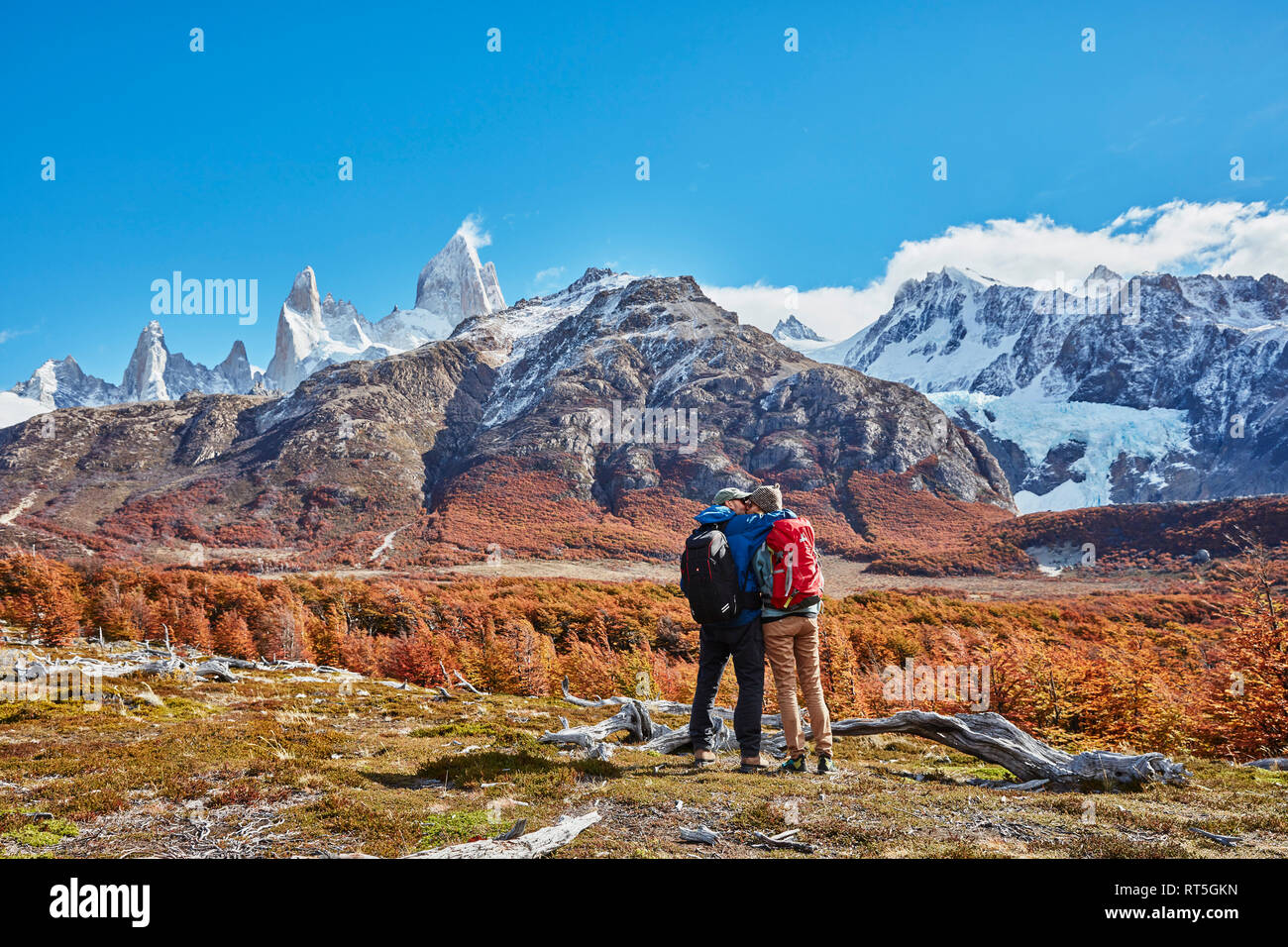 Argentina, Patagonia, El Chalten, giovane su un viaggio escursionistico kissing a Fitz Roy massiccio Foto Stock