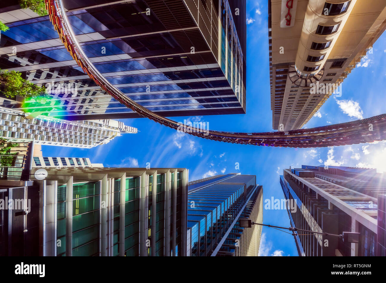 Australia, Nuovo Galles del Sud, Sydney, edifici ad alta e a basso angolo di vista contro il sole Foto Stock