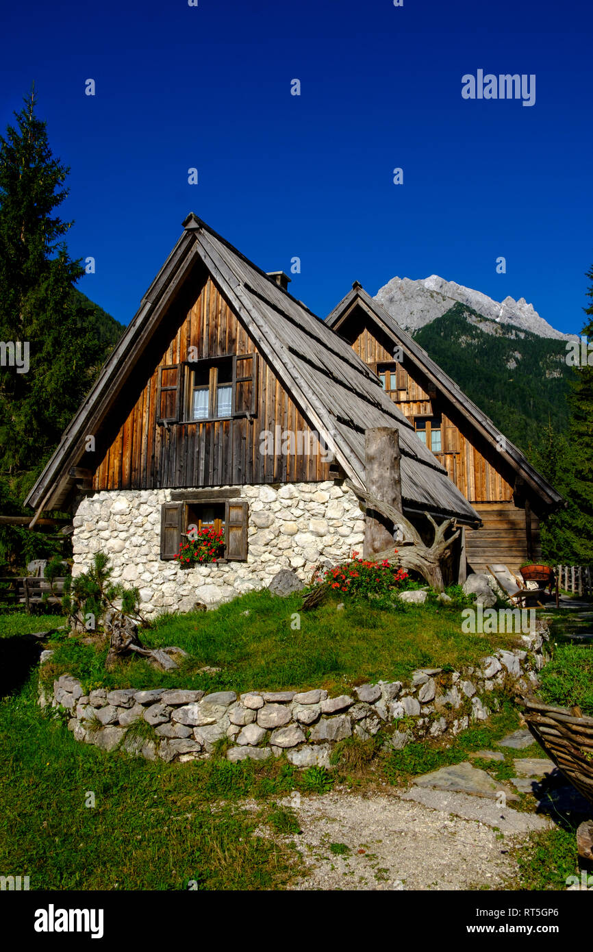 La Slovenia, Soca Valley, vicino a Trenta, rifugio alpino nel Parco Nazionale del Triglav Foto Stock