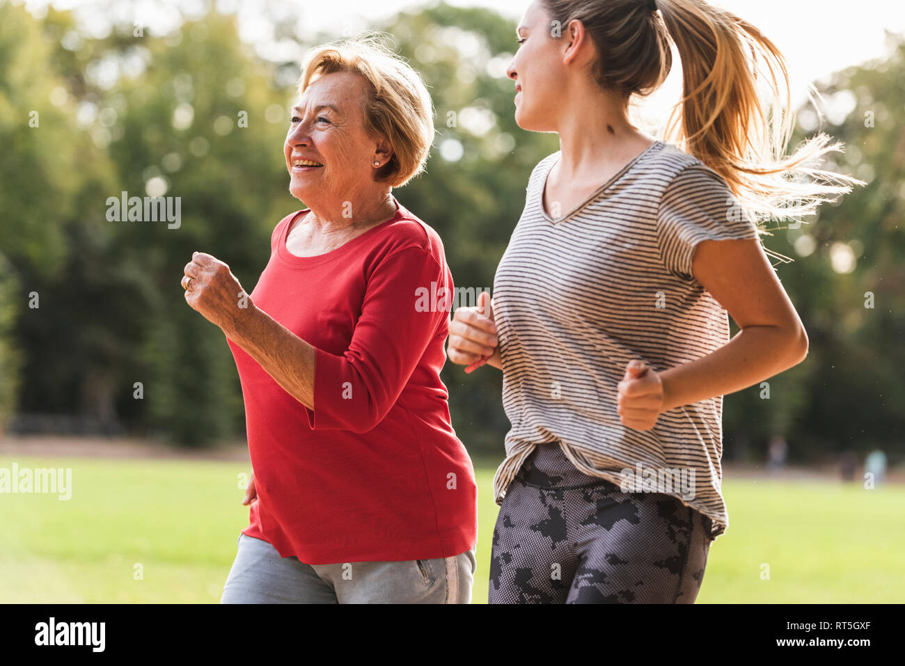 La nipote e nonna di divertirsi, insieme per fare jogging nel parco Foto Stock
