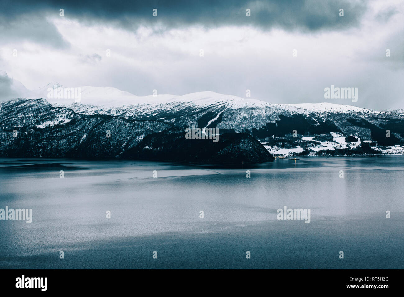 Norvegia Geiranger, Moody inverno mattina nelle zone costiere della Norvegia Foto Stock