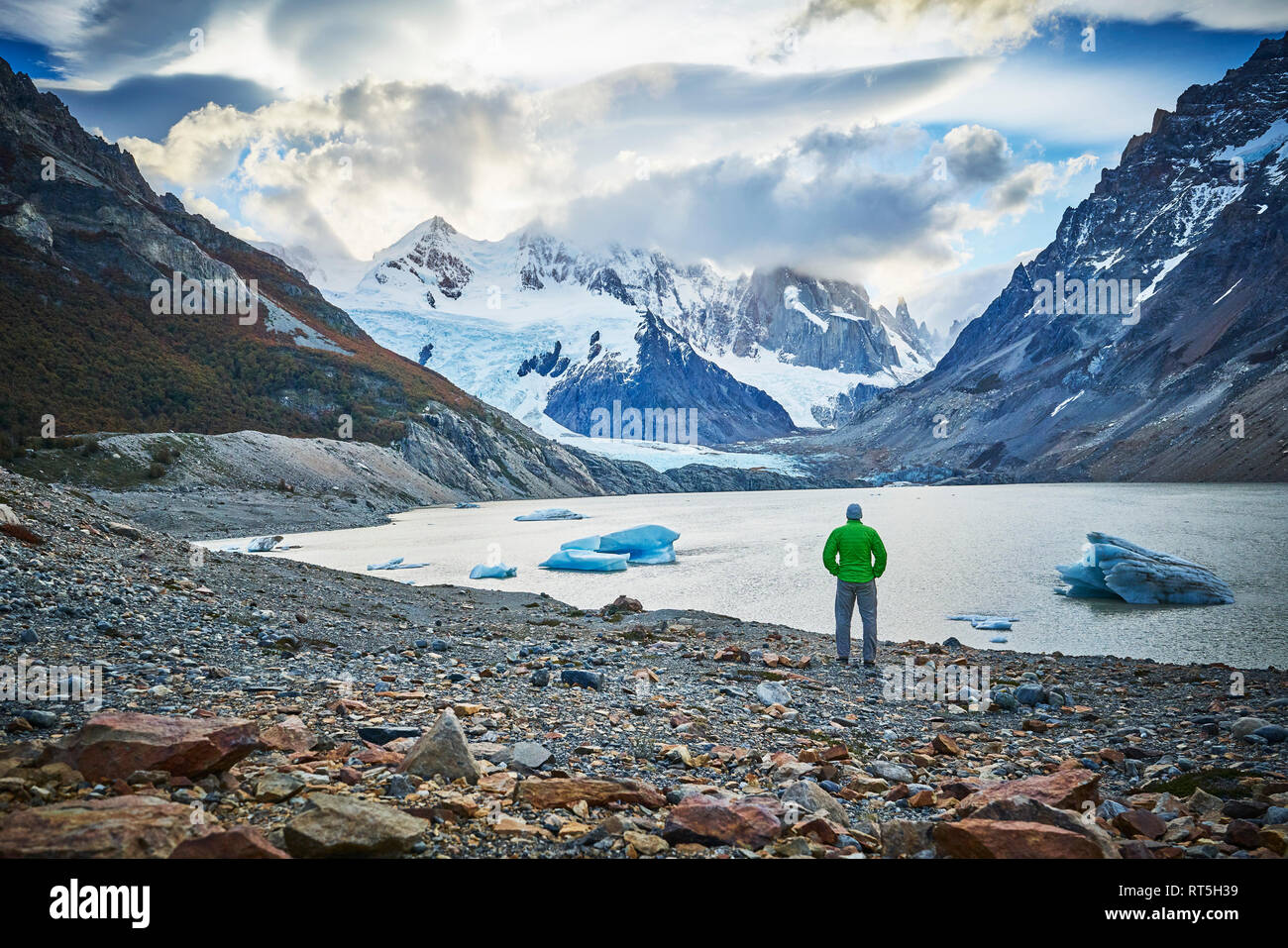 Argentinien, El Chalten, uomo in piedi presso il lago glaciale guardando verso il Cerro Torre Foto Stock Argentinien, El Chalten, uomo in piedi presso il lago glaciale guardando verso il Cerro Torre Foto Stock