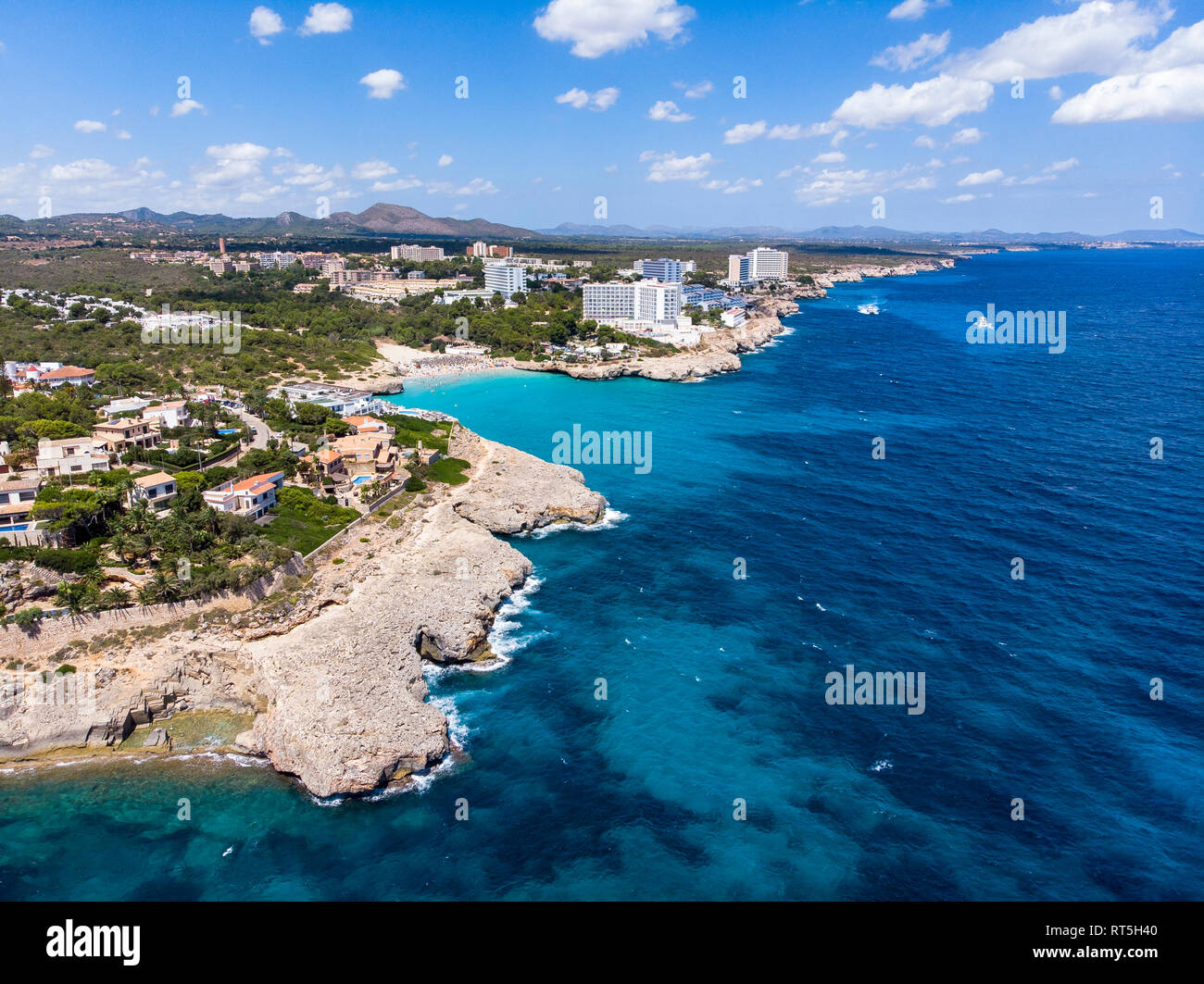 Spagna, Baleares, Mallorca, Porto Colom, veduta aerea di Cala Tropicana e Cala Domingo Foto Stock