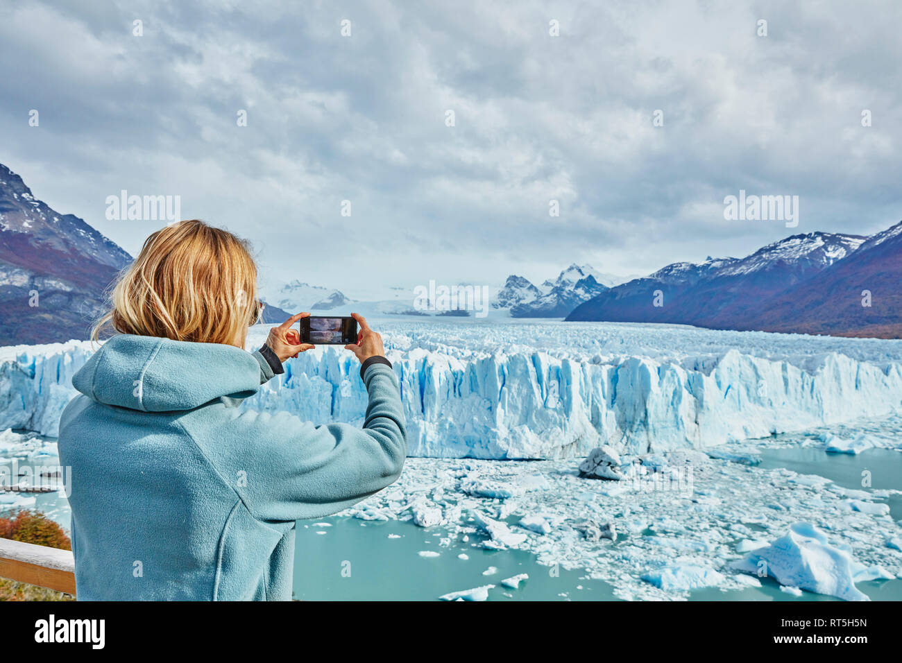 Argentina, Patagonia, ghiacciaio Perito Moreno, donna prendendo cellulare foto del ghiacciaio Foto Stock