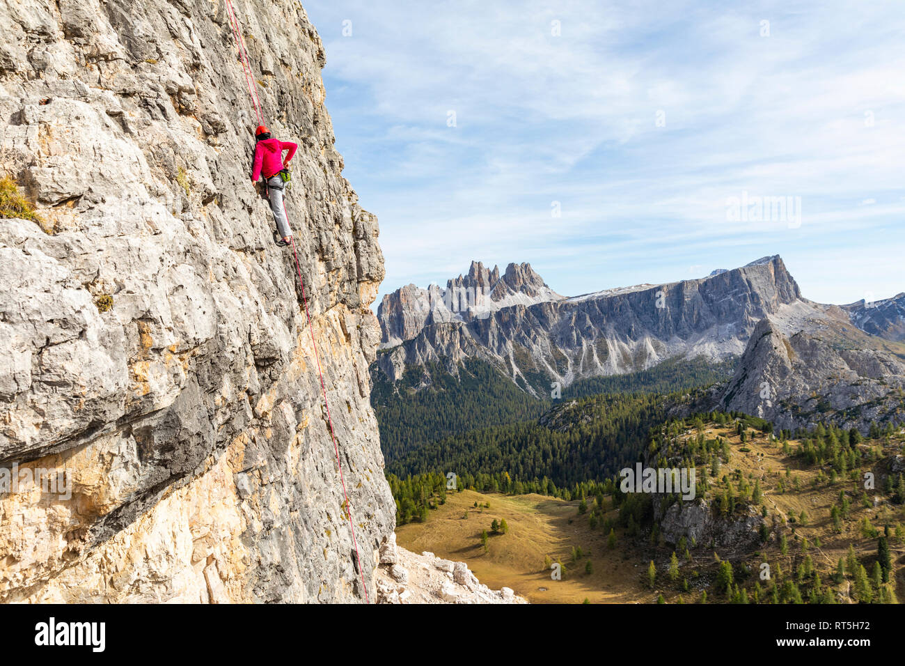 L'Italia, Cortina d'Ampezzo, donna utilizzando Chalk poweder mentre alpinismo nelle Dolomiti Foto Stock