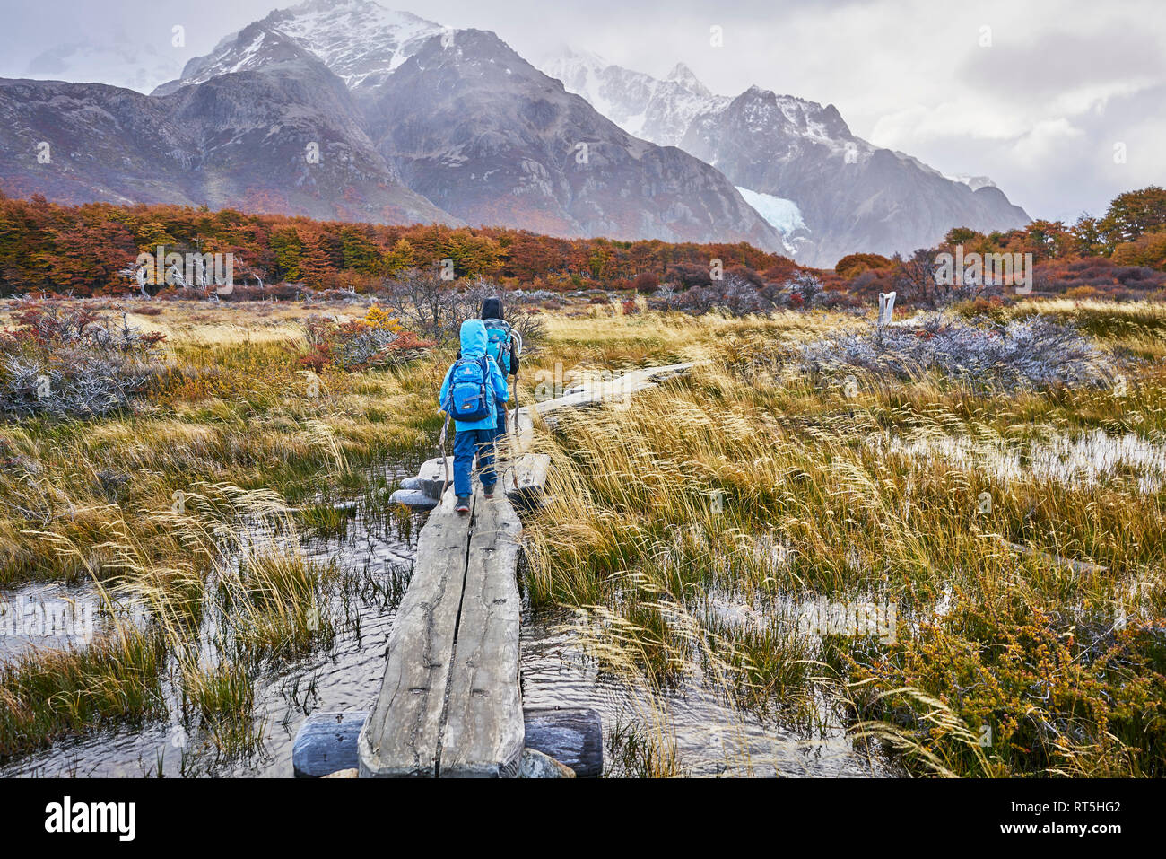 Argentina, Patagonia, El Chalten, due ragazzi escursionismo verso Fitz Roy nel parco nazionale Los Glaciares Foto Stock Argentina, Patagonia, El Chalten, due ragazzi escursionismo verso Fitz Roy nel parco nazionale Los Glaciares Foto Stock