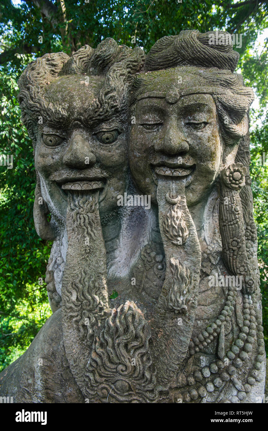 Indonesia Bali Ubud, antica statua di pietra nel sacro Santuario della Foresta delle Scimmie Foto Stock