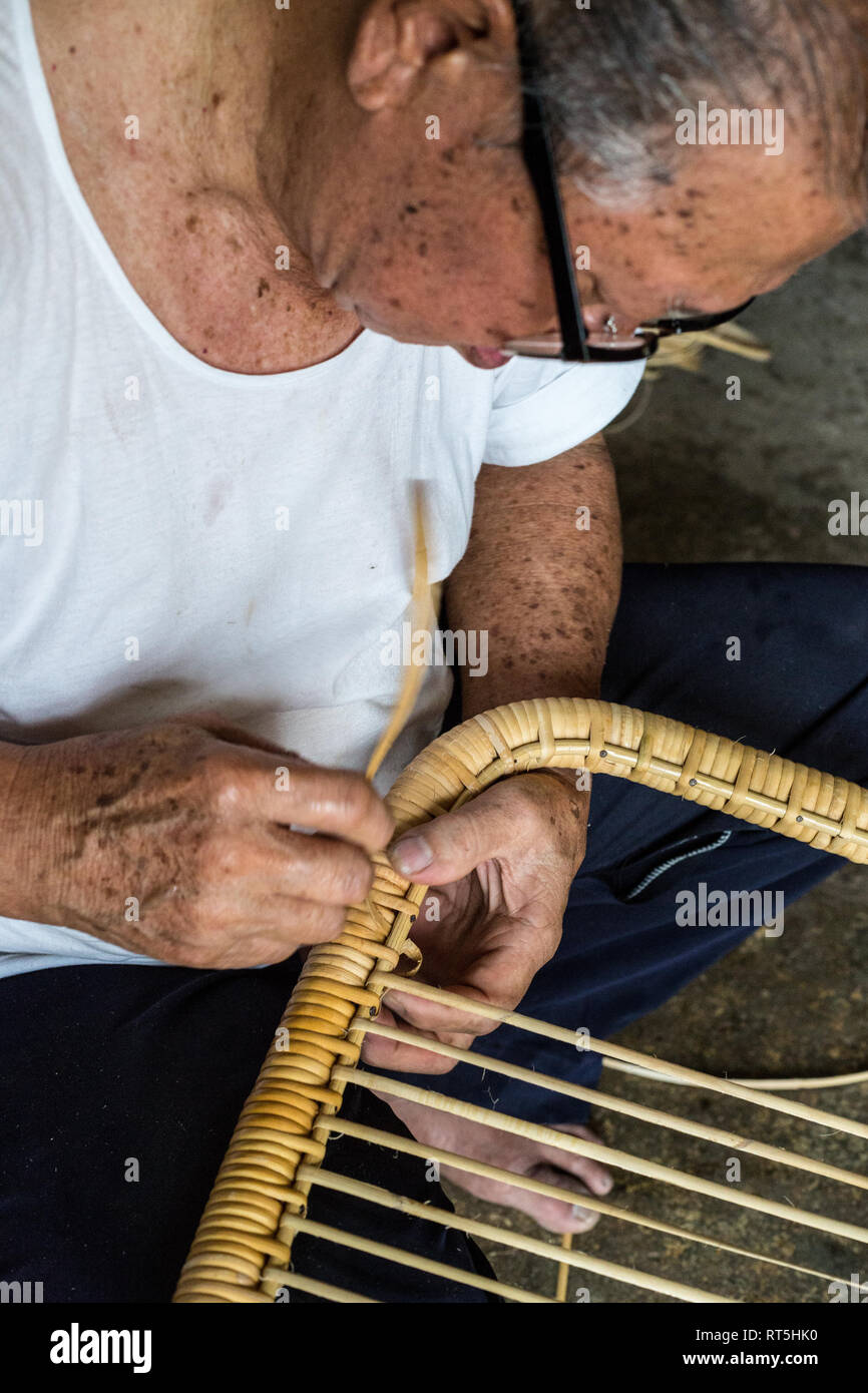Artigiano la realizzazione di una sedia nella sua bottega, George Town, Penang, Malaysia Foto Stock