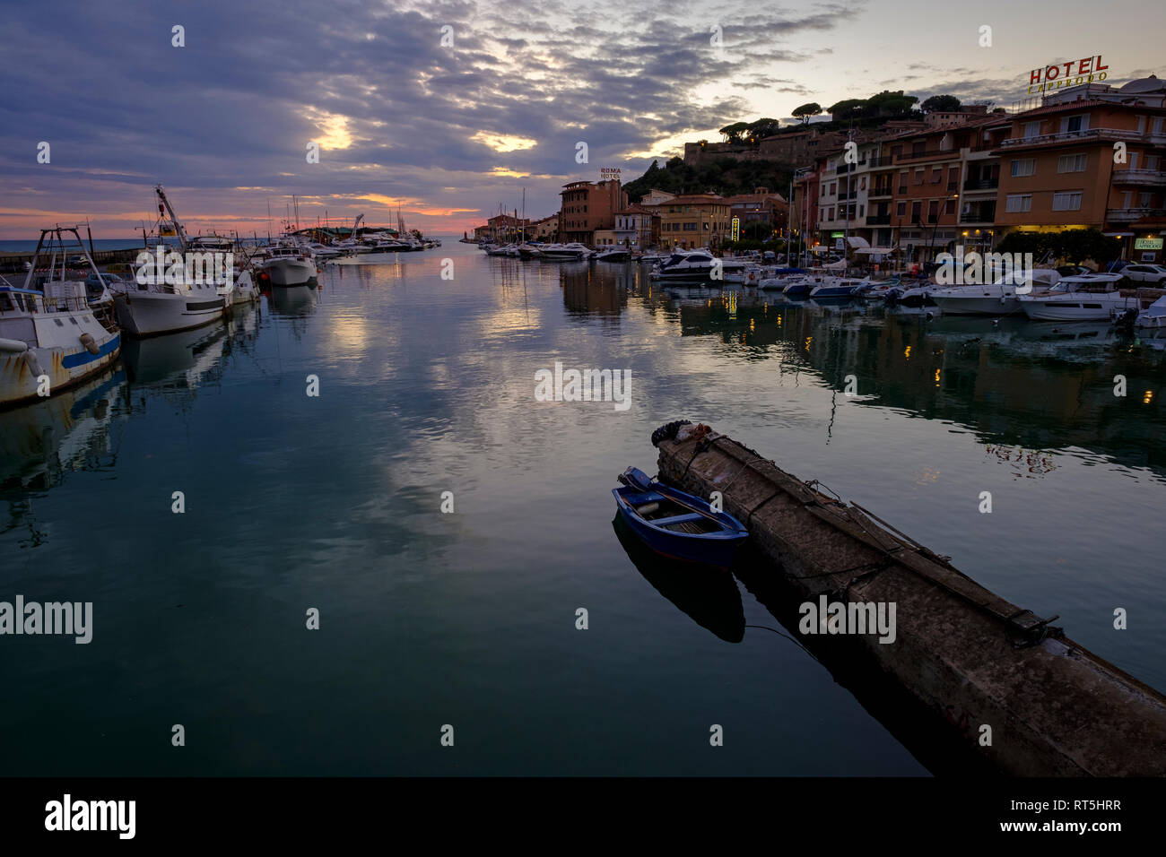L'Italia, Toscana, Castiglione della Pescaia, la città vecchia e il porto Foto Stock