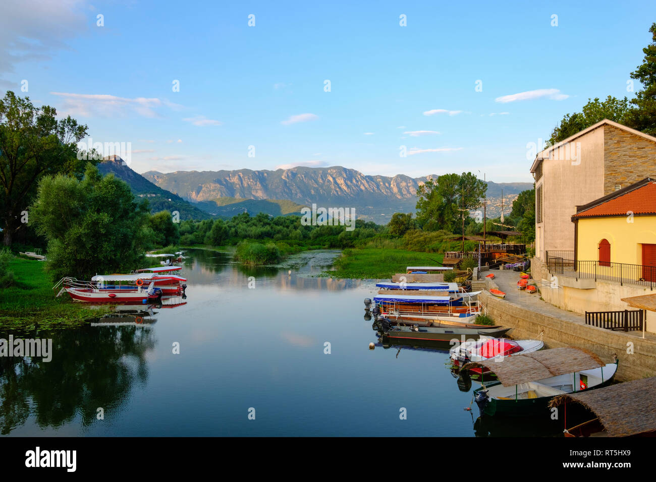 Montenegro, Virpazar, il Lago di Scutari, barche sul lungolago Foto Stock