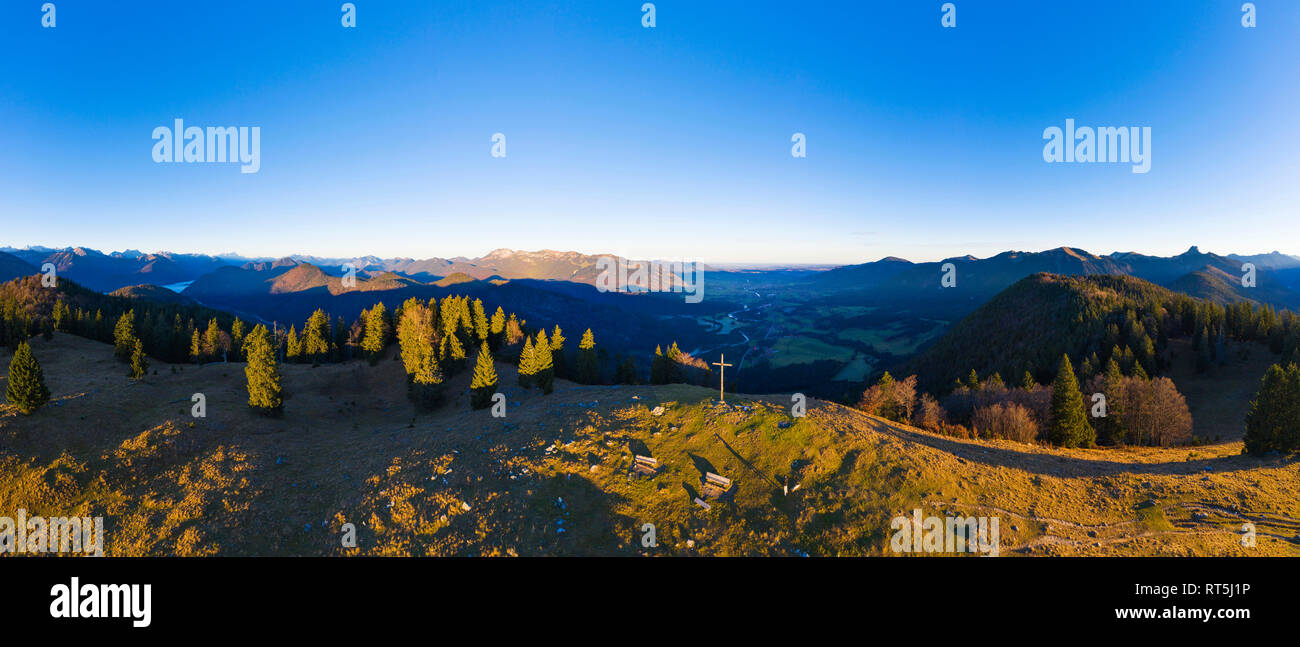 In Germania, in Baviera, Isarwinkel, Alpi Bavaresi, vista sulla valle di Isar, alta alp vicino Lenggries, vista aerea con drone Foto Stock