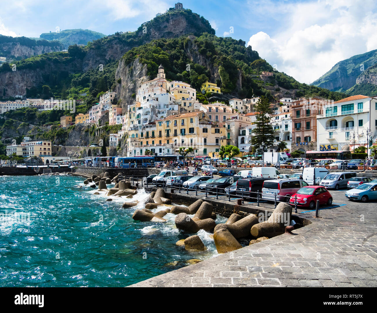 L'Italia, Amalfi, vista la storica città vecchia Foto Stock