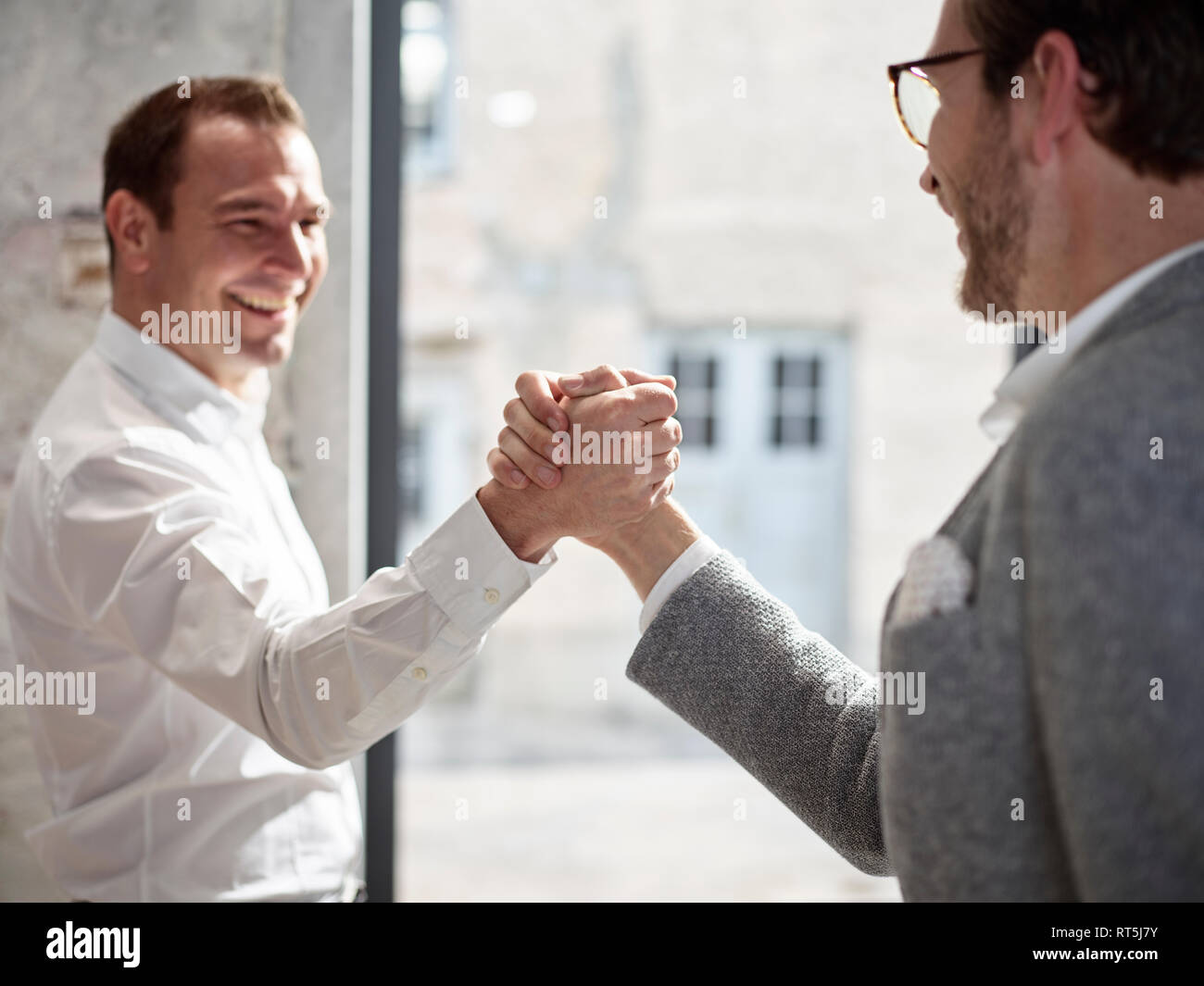 Due imprenditori felice stringono le mani Foto Stock