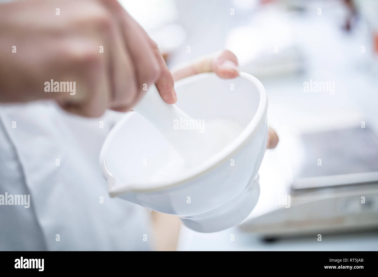 Preparazione della medicina di laboratorio di una farmacia Foto Stock