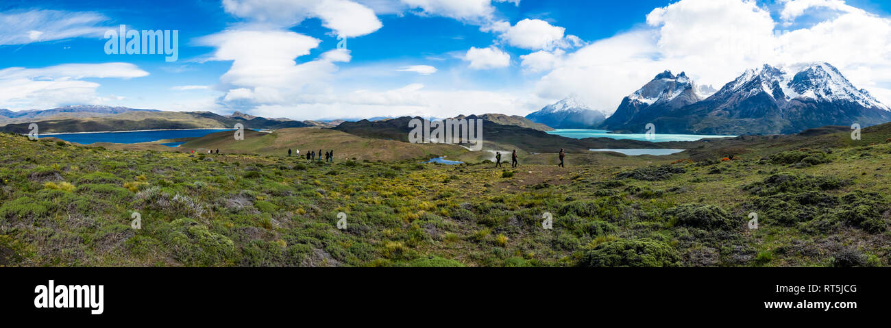 Il Cile, Patagonia, parco nazionale Torres del Paine, Cerro Paine Grande e Torres del Paine, lago Nordenskjold e turisti Foto Stock