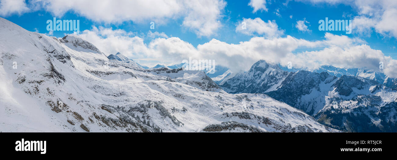 In Germania, in Baviera, Allgaeu, Allgaeu Alpi, vista da Zeigersattel a Hoefats in inverno Foto Stock