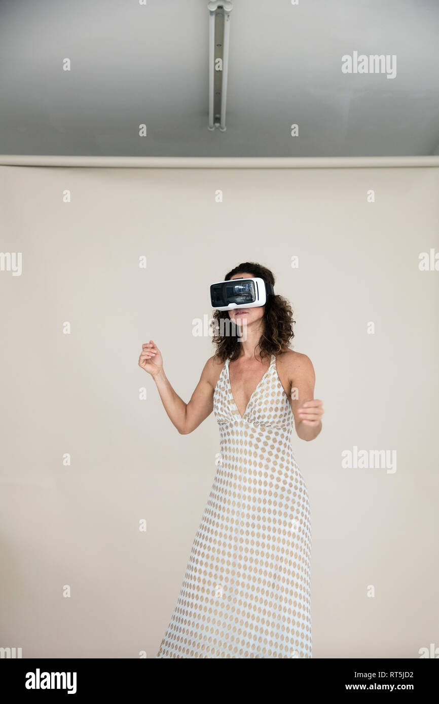 Donna che indossa abiti estivi, dansing wwith occhiali VR su Foto Stock