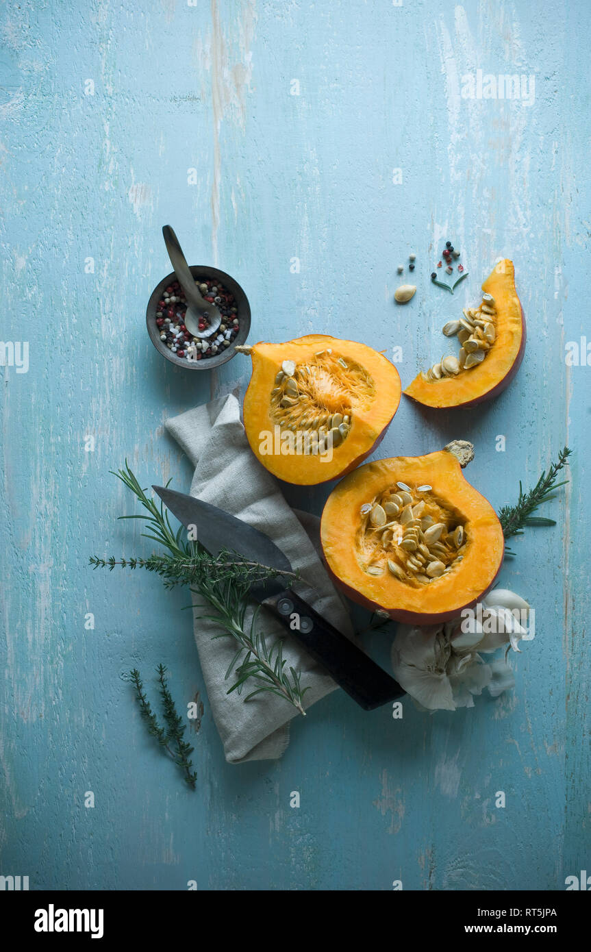 Fette di zucca di Hokkaido ed erbe su legno Foto Stock