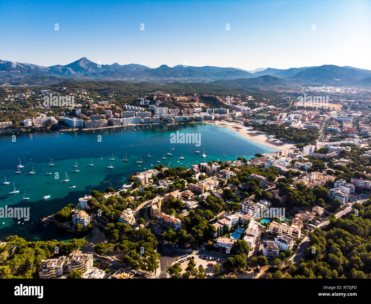 Spagna, Baleares, Mallorca, Calvia regione, vista aerea di Santa Ponca, Marina, Serra de Tramuntana in background Foto Stock