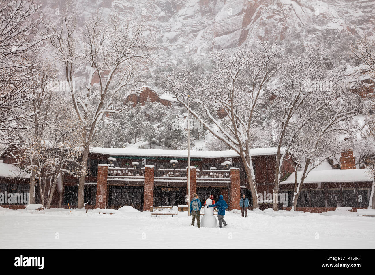 Costruire un pupazzo di neve a Sion Lodge durante una tempesta di neve, Parco Nazionale Zion, Utah Foto Stock