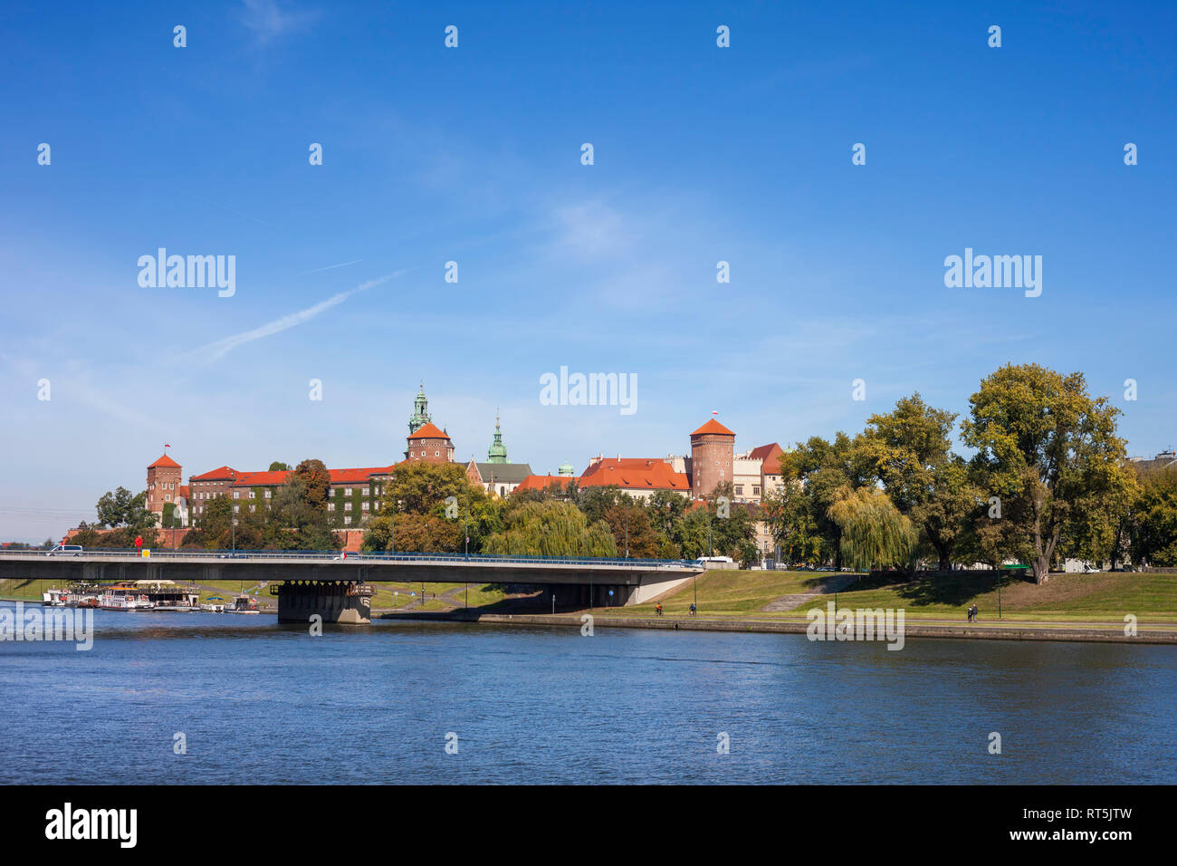 La Polonia, Cracovia, città dal fiume Vistola, vista al castello di Wawel Foto Stock