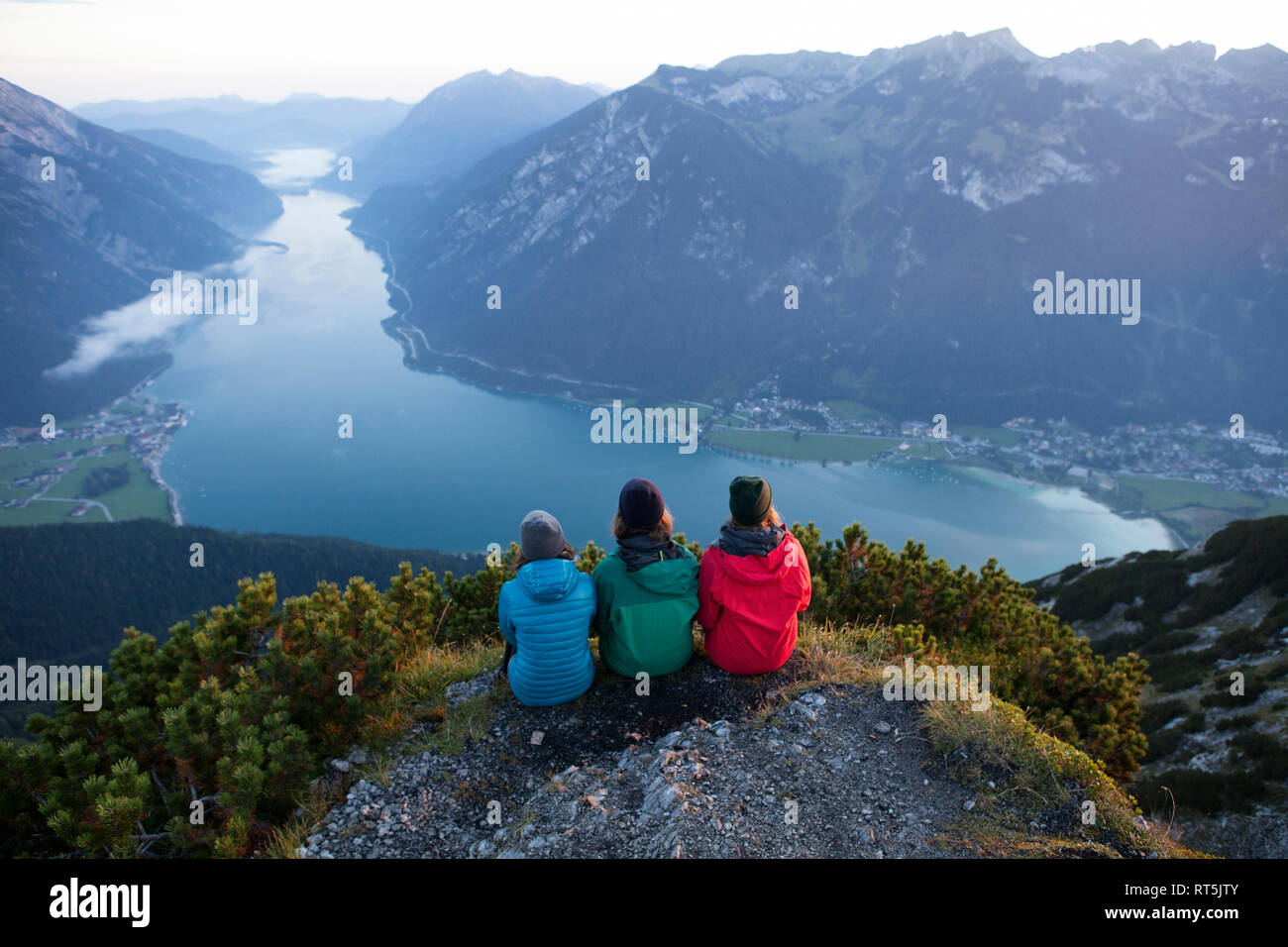Austria, Tirolo, tre escursionisti godendo della vista sul lago Achensee Foto Stock