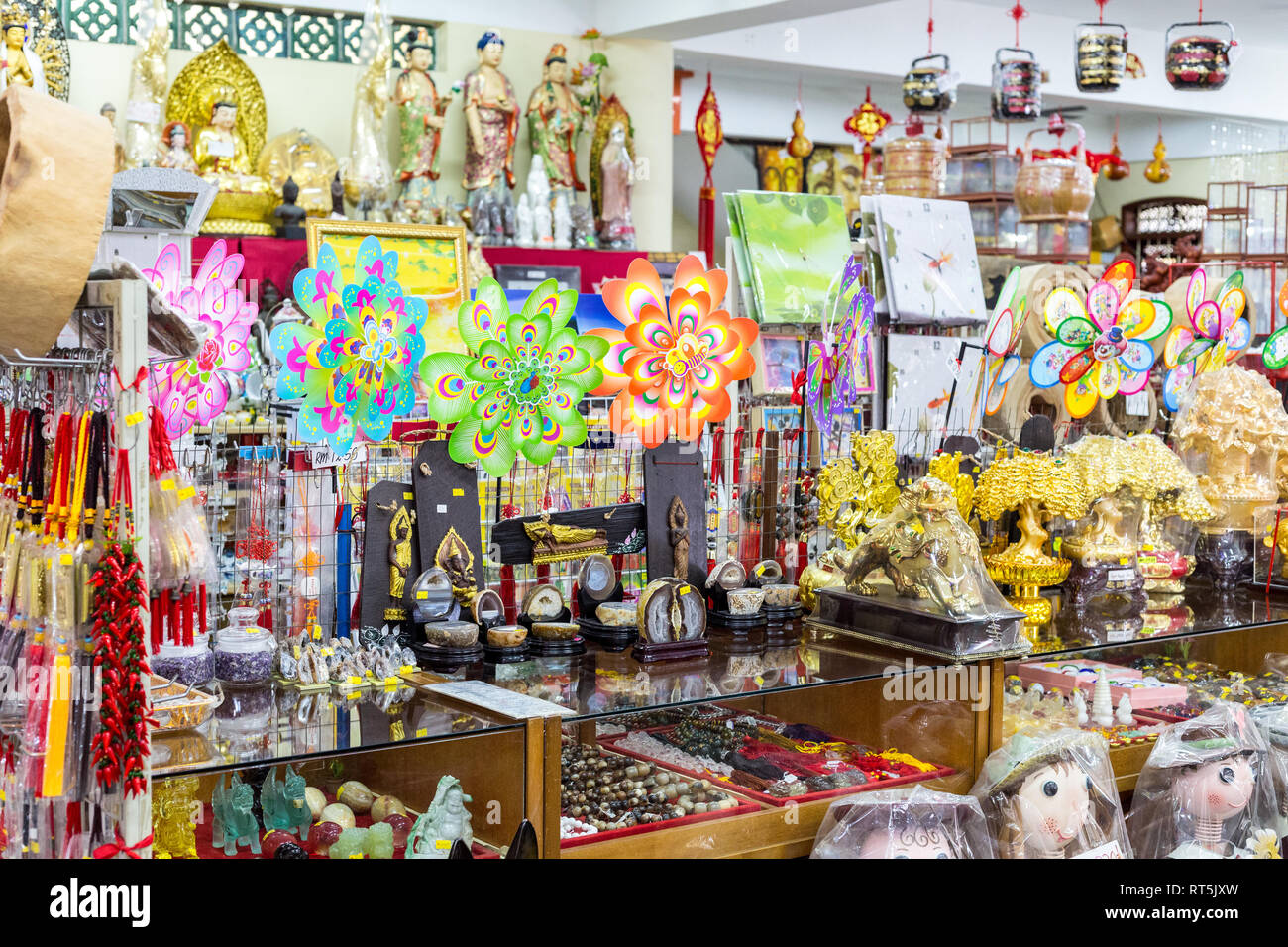 Negozio di souvenir, ninnoli e doni per la vendita nel negozio di articoli da regalo, Kek Lok Si tempio buddista, George Town, Penang, Malaysia. Foto Stock