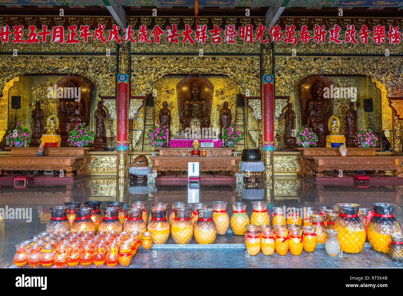 Tre dei cinque saggezza Buddha, Kek Lok Si tempio buddista, George Town, Penang, Malaysia. Foto Stock