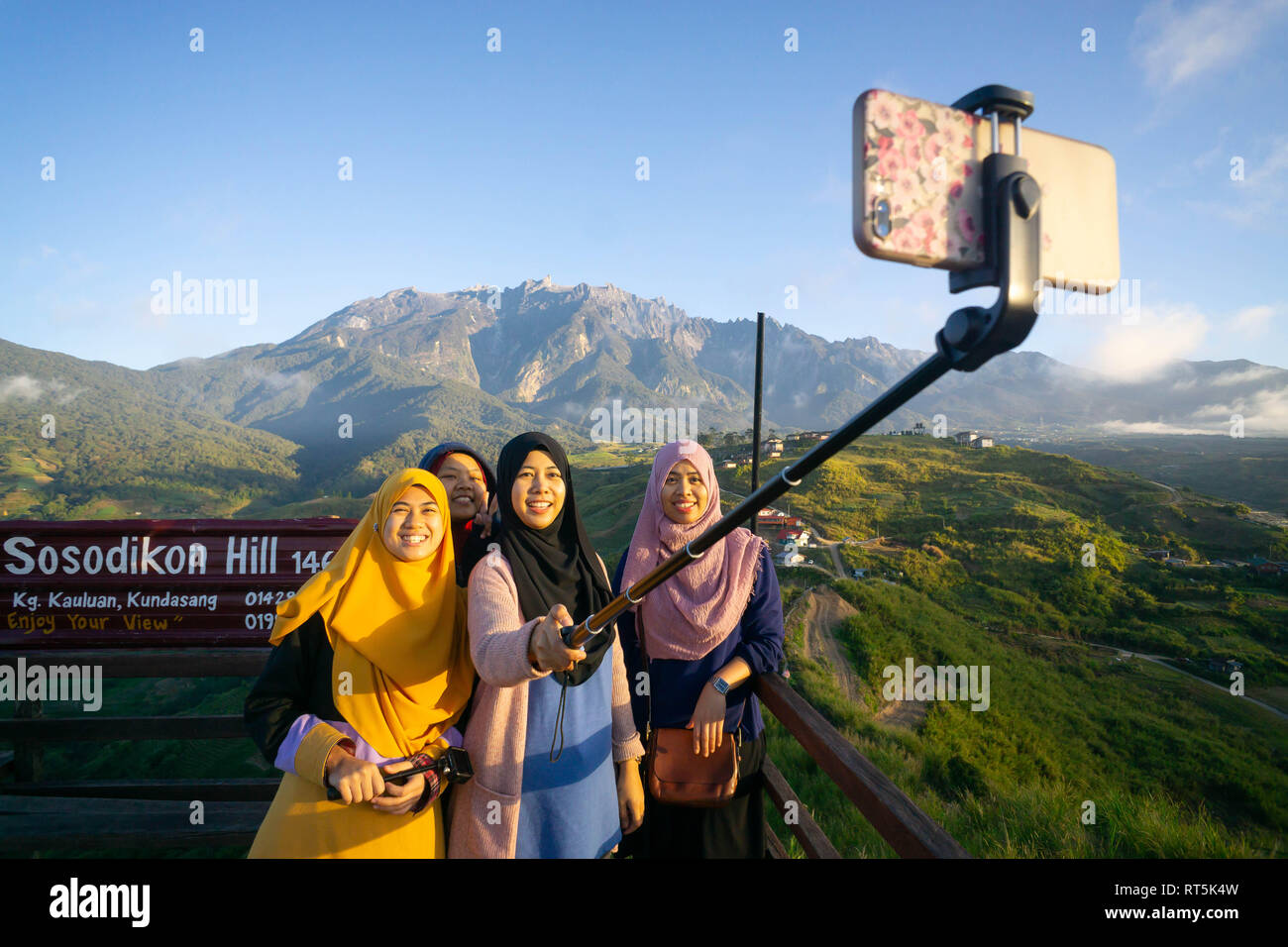 Kundasang Sabah Malaysia - Feb 28, 2019 : Gruppo di donna musulmana tenendo selfie utilizza lo smartphone a Kudasang Sabah.Kundasang un altopiano in Borneo è pop Foto Stock