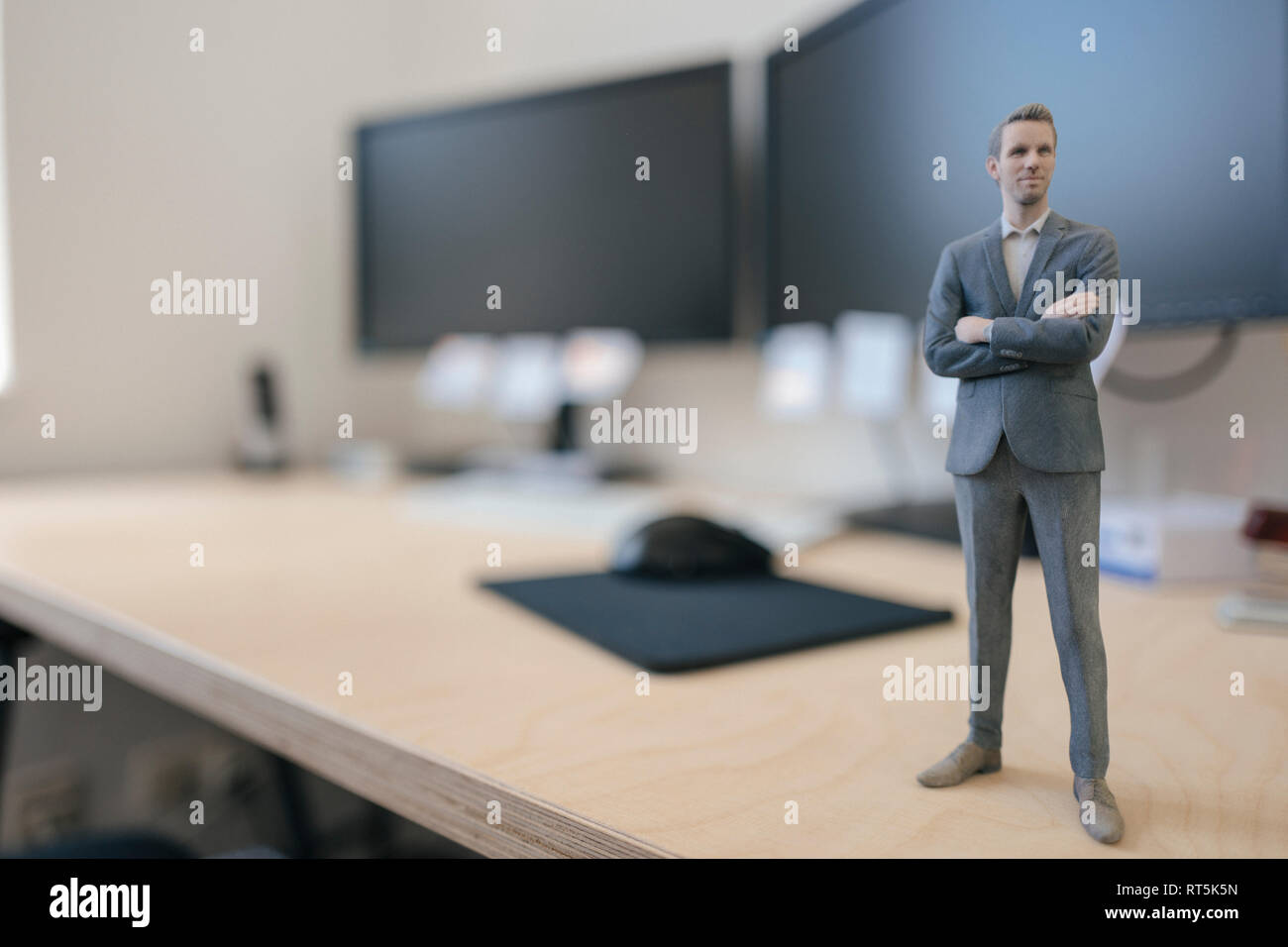 Imprenditore figurina in piedi sulla scrivania in ufficio moderno Foto Stock