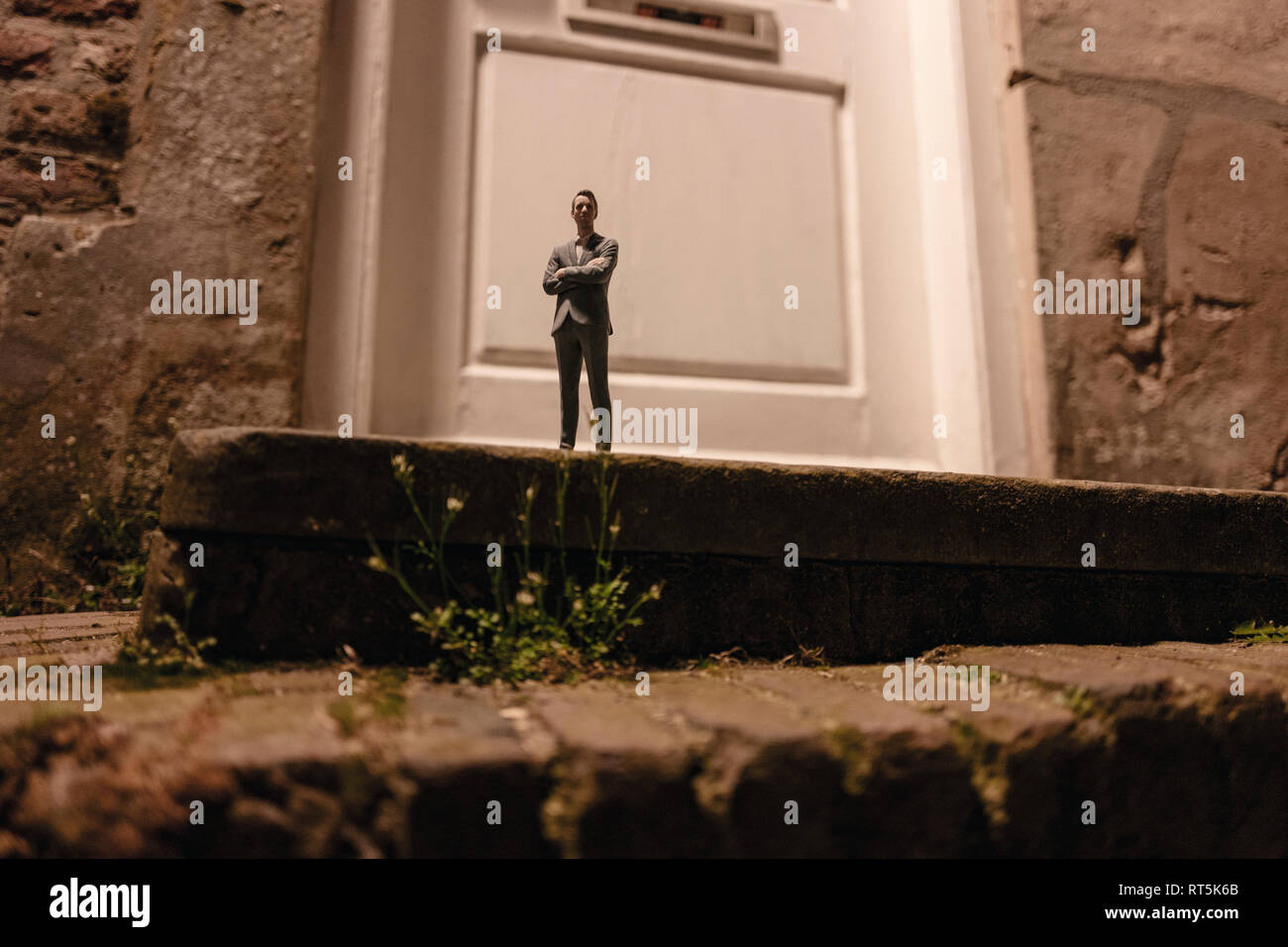 Imprenditore figurina in piedi sulle scale di fronte a una porta di ingresso Foto Stock