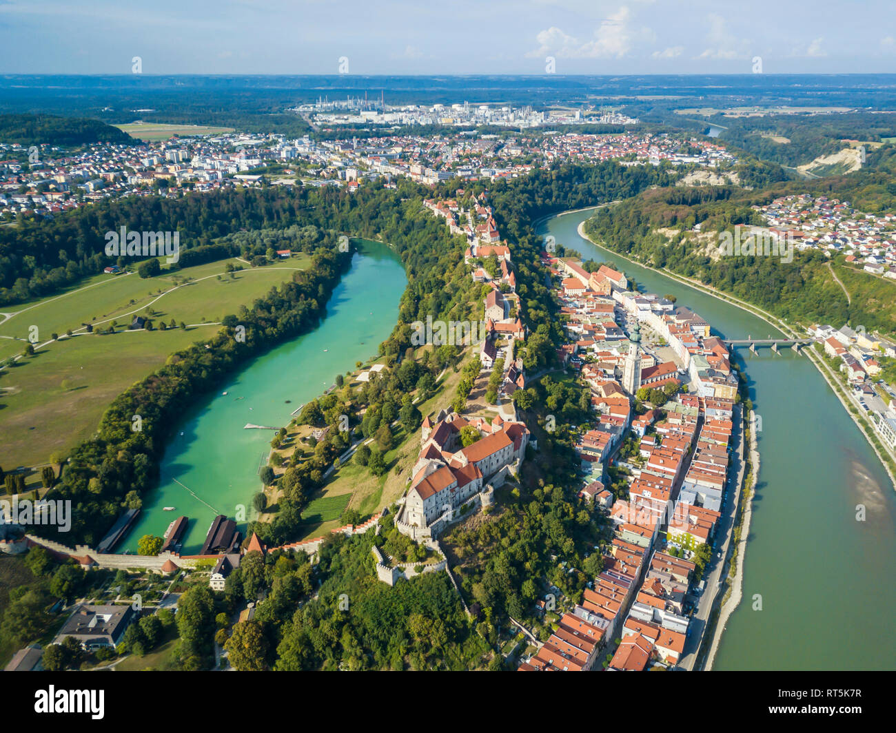 In Germania, in Baviera, Burghausen, vista città della città vecchia e del castello, il fiume Salzach Foto Stock