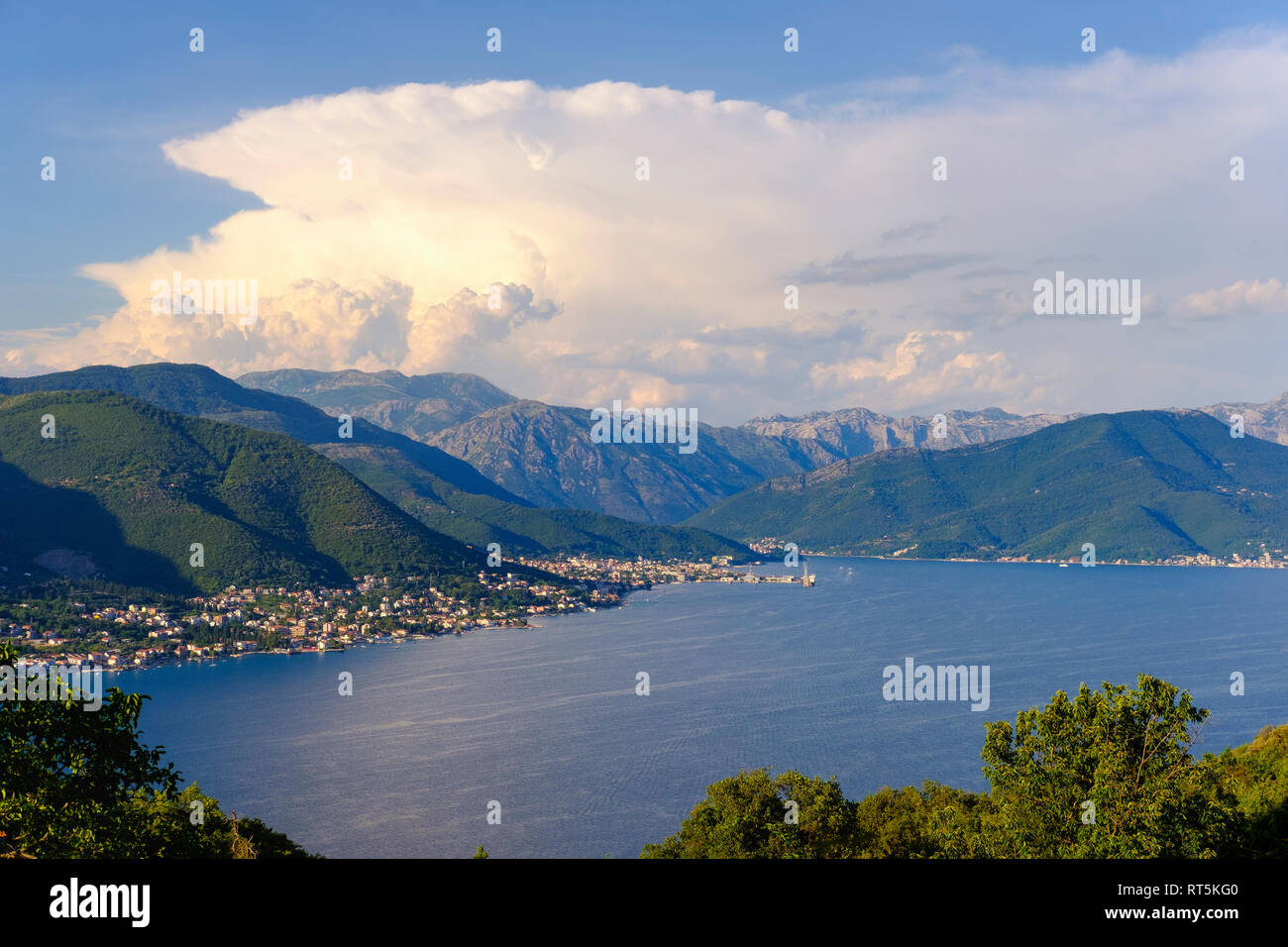 Montenegro Herceg Novi, Baia di Kotor, vista dalla penisola Lustica, Baosici e Bijela Foto Stock