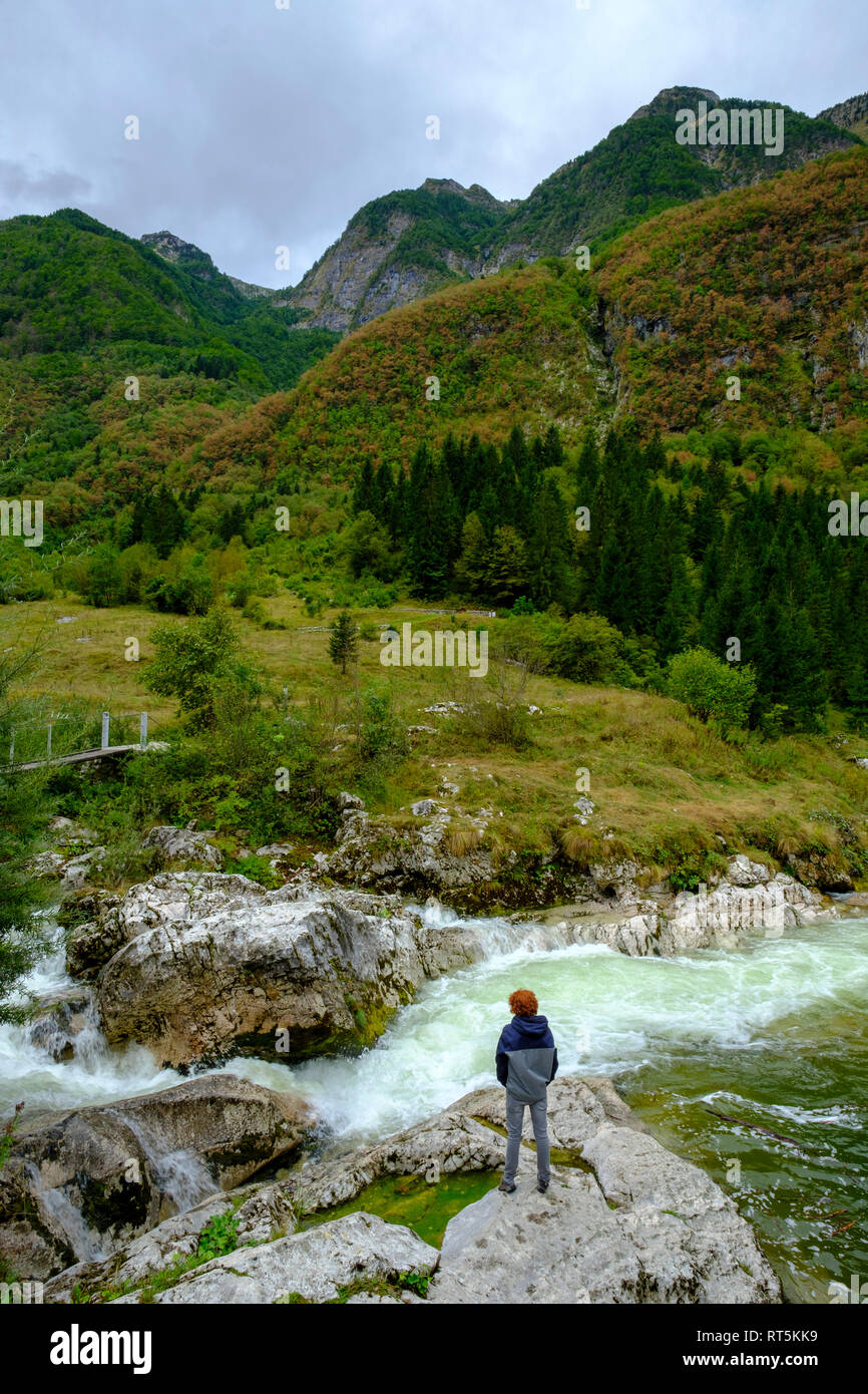 La Slovenia, Soca Valley, escursionista al fiume Lepenjica, il Parco Nazionale del Triglav Foto Stock